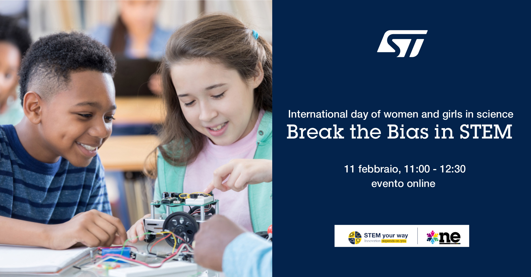 Ragazzi che lavorano insieme a un progetto di robotica in classe, affiancato da una grafica blu con logo STMicroelectronics e testo: “International day of women and girls in science – Break the Bias in STEM – 11 febbraio, 11:00–12:30, evento online”
