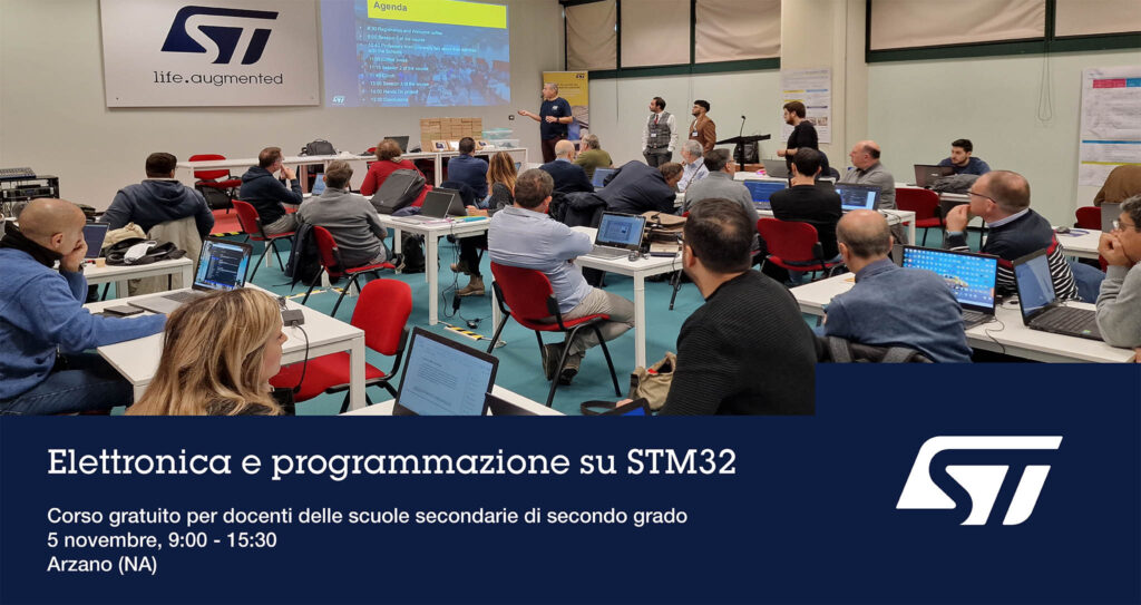 Gruppo di persone in sedute davanti ai loro computers in auditorium durante il corso