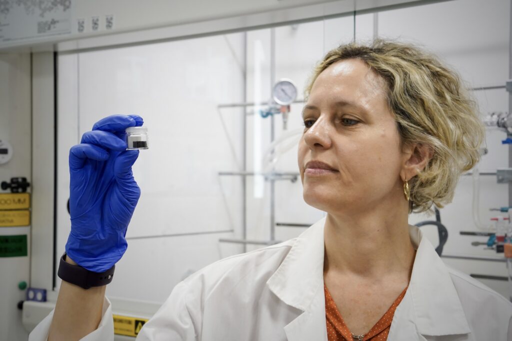 Teresa Gatti all'interno del laboratorio.
